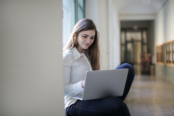 woman-using-a-laptop-3776180.jpg