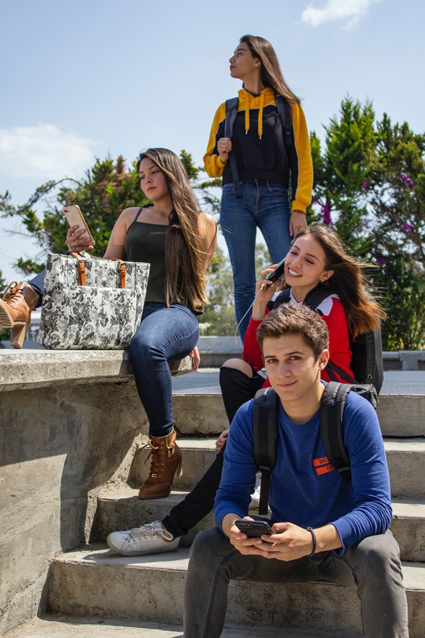 group-of-people-sitting-on-stairs-2124916.jpg