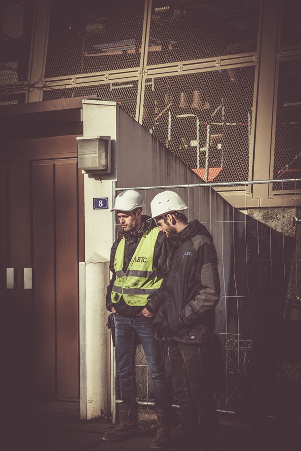 two-men-wearing-white-hard-hat-901941.jpg