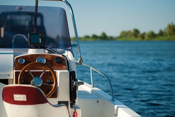 white-and-brown-boat-1007836.jpg