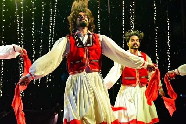two-dancing-men-on-stage-1581906.jpg